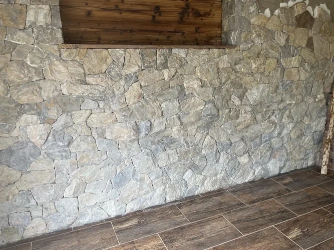 Obklad stěny lomovým kamenem RD Průhonice